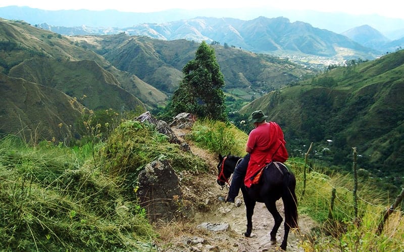 cavalgar vilcabamba trilha em montanha
