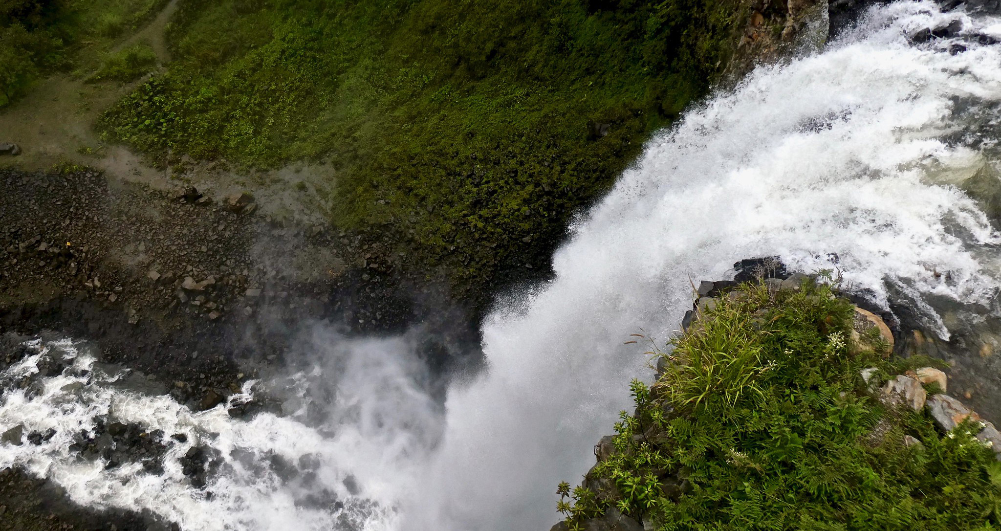 Cascada El Manto de la Novia ecuador