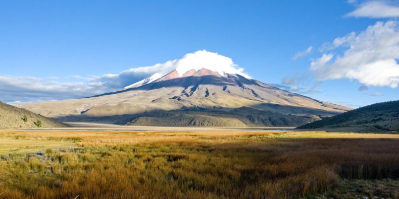 vulcão cotopaxi equador de longe