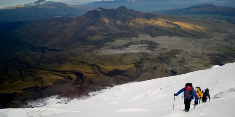 grupo de alpinistas escalando el cotopaxi - volcán cotopaxi curiosidades y datos