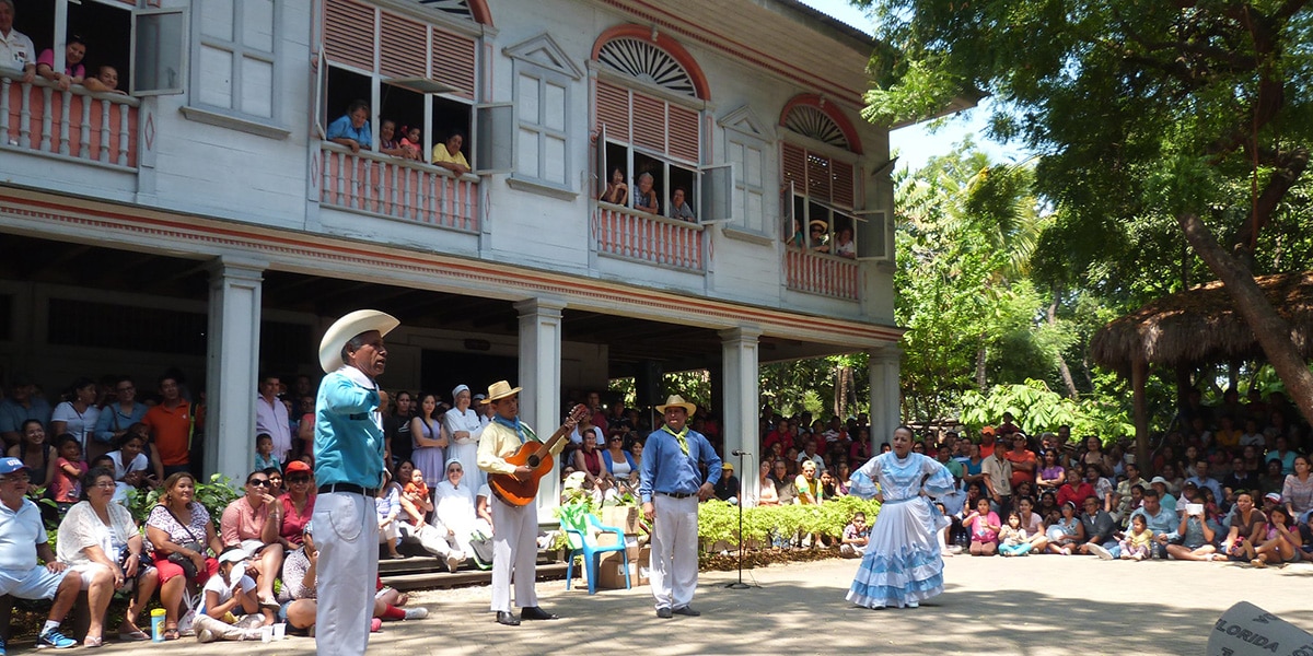 personas en acto cultural en el parque historico de guayaquil - lugares turisticos de guayaquil