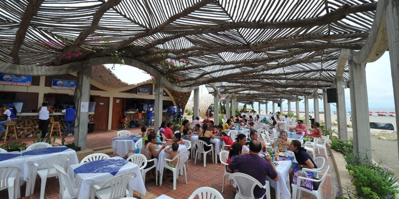 espacio de comida recuperado para el turismo en la playa varadero - lugares turisticos de guayaquil