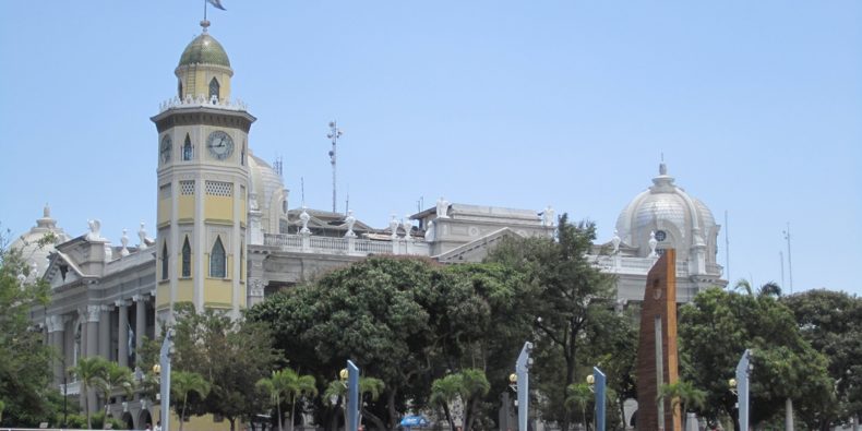 vista de la torre del reloj en guayaquil - lugares turisticos de guayaquil