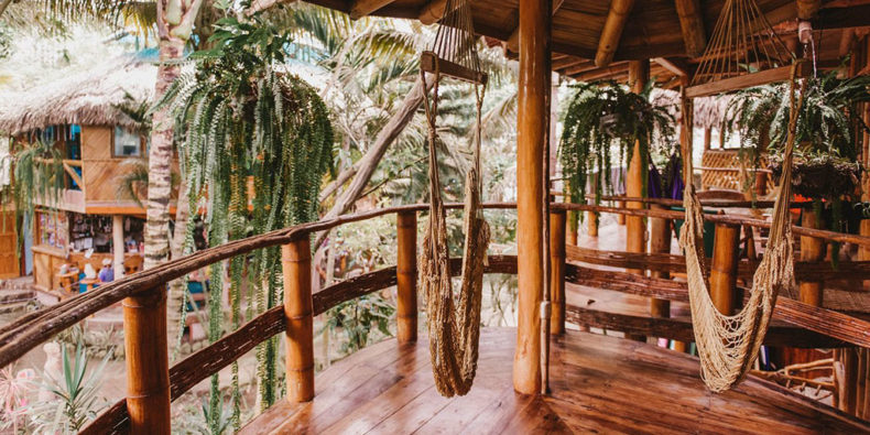Vue sur la terrasse en bambou avec hamacs de l'hôtel Balsa à Montañita.