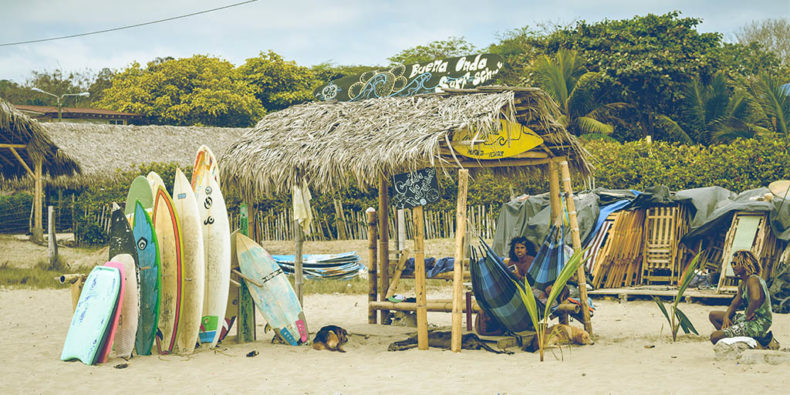 Une cabane de location et cours de surf à Montañita.