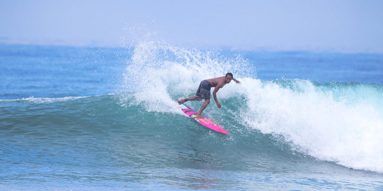 Un surfeur sur une vague au beach break de Montañita.
