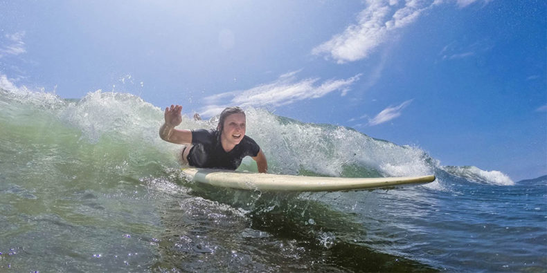 Une surfeuse sur le point de prendre une vague à Montañita.