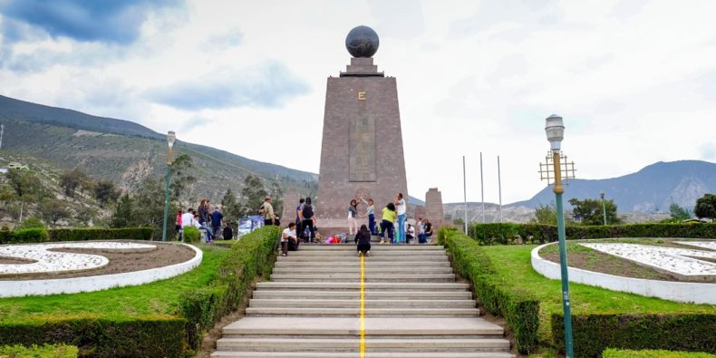 mitad del mundo en Ecuador monumento